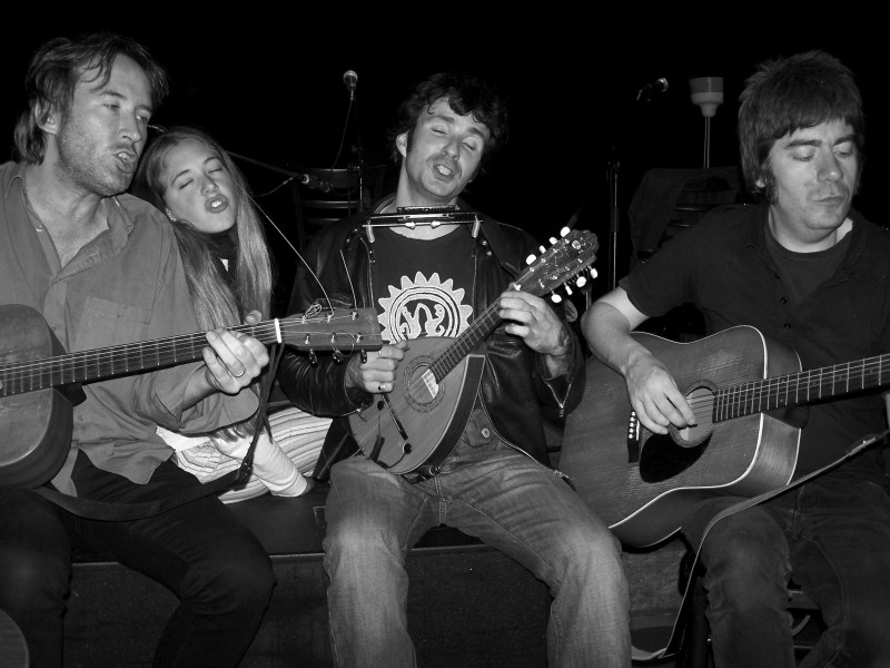 Freiwillige Alice mit Band Two Dollar Bash