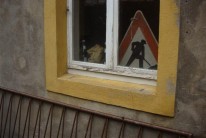 Baustellenschild im Fenster