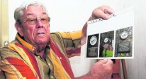 Wegzeichen: Rolf Nicolaus zeigt Markierungen, mit denen an der Todesmarsch-Strecke an persönliche Schicksale erinnert wird. Foto: Andreas Röse