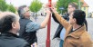 Weg mit rechten Parolen: Thomas Kapst, Ulrich Gäbel, Markus Bergforth und Andreas Dietze (v.l.) entfernen Aufkleber rund um den Brandiser Markt. Foto: Andreas Röse