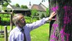 Spielplatz beschmiert: Ortsvorsteher Uwe Cieslack ist stocksauer über die Sprühereien, die wie an diesem Baum wohl nur sehr schwer zu beseitigen sein werden. Foto: Haig Latchinian