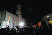 Andächtig: Zahlreiche Wurzener sind am Sonntagabend auf den Domplatz gekommen, um an die Schrecken der Weltkriege zu erinnern.