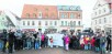 Protestaktion: Auf dem Wurzener Markt folgten mehr als 100 Kinder, Jugendliche und Erwachsene der Einladung zu einem von den Organisatoren so genannten Flashmob, um ihre Kritik an der Kürzung der Jugendhilfe durch die Landesregierung deutlich zu machen.