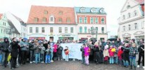 Protestaktion: Auf dem Wurzener Markt folgten mehr als 100 Kinder, Jugendliche und Erwachsene der Einladung zu einem von den Organisatoren so genannten Flashmob, um ihre Kritik an der Kürzung der Jugendhilfe durch die Landesregierung deutlich zu machen.