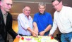 Kalorienreiche Städtepartnerschaft: Assistiert von Pfarrer Christian Behr (l.) und Freundeskreis-Mitglied Ulf Weiland (r.) schnitten die beiden Bürgermeister die Grimma-Gezer-Torte der Konditorei Wolf an. Fotos: Roger Dietze