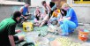 Gebündelte Kreativität bei den Teilnehmern des Sommercamps: Die Wahl fällt schließlich auf ein Doppelmotiv aus einem Schmetterling und vier Kamelen. Das Mosaik soll eine Mauer des D5 zieren.Foto: Andreas Röse
