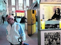 Bis zum letzten Tag gut besucht: Während im Hintergrund die Abschlussveranstaltung läuft, interessieren sich noch immer Besucher für Anne Frank. Foto: Frank Schmidt