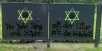 Das erst kürzlich erneuerte Eingangstor zum Friedhof Flößberg wurde durch mutmaßliche Neonazis mit Nazisymbolen und antisemitischen Hetzparolen beschmiert. Foto: floessberg-gedenkt.de