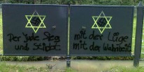 Das erst kürzlich erneuerte Eingangstor zum Friedhof Flößberg wurde durch mutmaßliche Neonazis mit Nazisymbolen und antisemitischen Hetzparolen beschmiert. Foto: floessberg-gedenkt.de