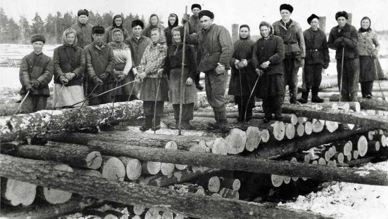     Russlanddeutsche Frauen und Männer in einem von Stalins Arbeitslagern Foto: BZ