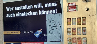 Zeichen in der Alltagskultur: Zigarettenautomat mit rechtsextremem Dekor      Foto: © ngn / sr
